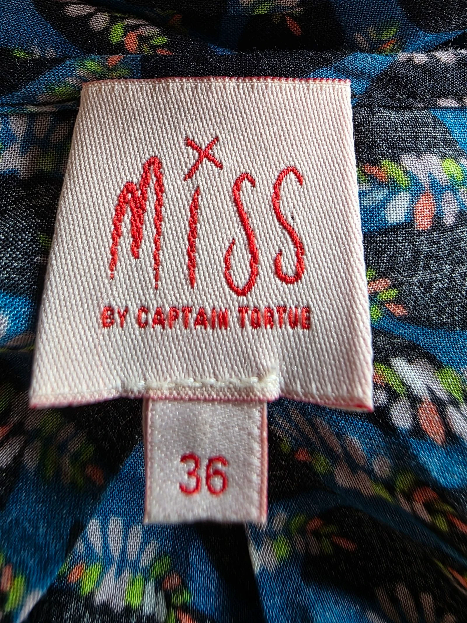 Camisa blusa estampada com babados Miss Captain Tortuga - Tamanho 36 (S) – photo 7